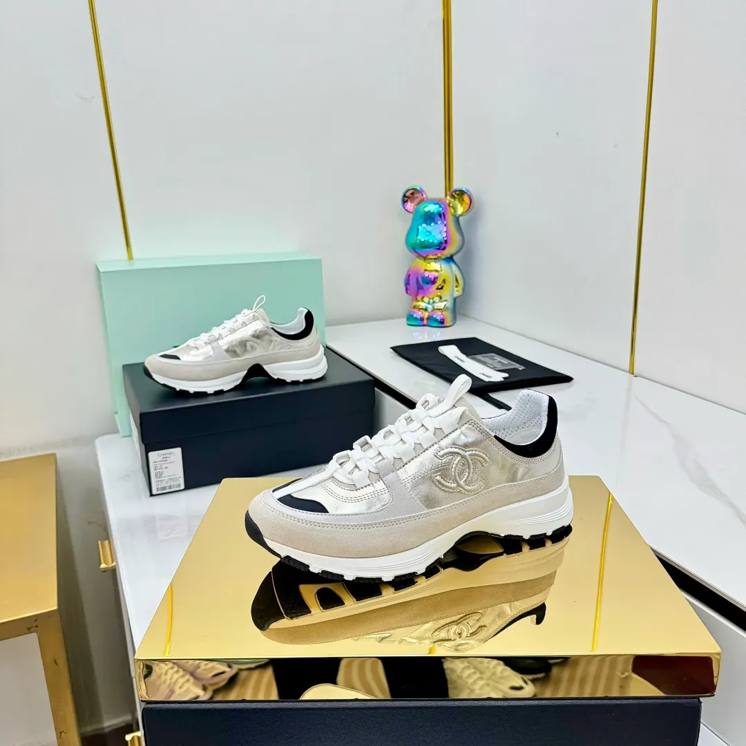 👟👟Ex-factory price 600👟👟High quality! ! ! CHANEL Chanel 25A latest thick-soled casual sports shoes. The counter is synchronized. The counter is very popular. It is a shoe that is very difficult to buy. The most popular thick-soled casual shoes on the Internet. As you can imagine, the most popular thick-soled casual shoes can not be missed. It has both good looks and comfort. Simple and versatile. The thick sole increases the height and is super versatile. Whoever wears it will look better. Upper: cowhide stitching. Lining: breathable mesh. Outsole: TPU original outsole. Size: 35-41 👉